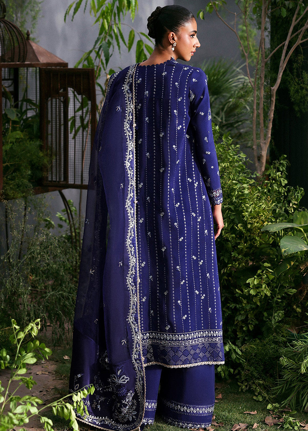 Buy Now La Fuchsia Luxury Formals '25 by Afrozeh | Maison Online in US, UK, Canada, Germany, Italy, Austria, France, Singapore, UAE & Worldwide at Empress.