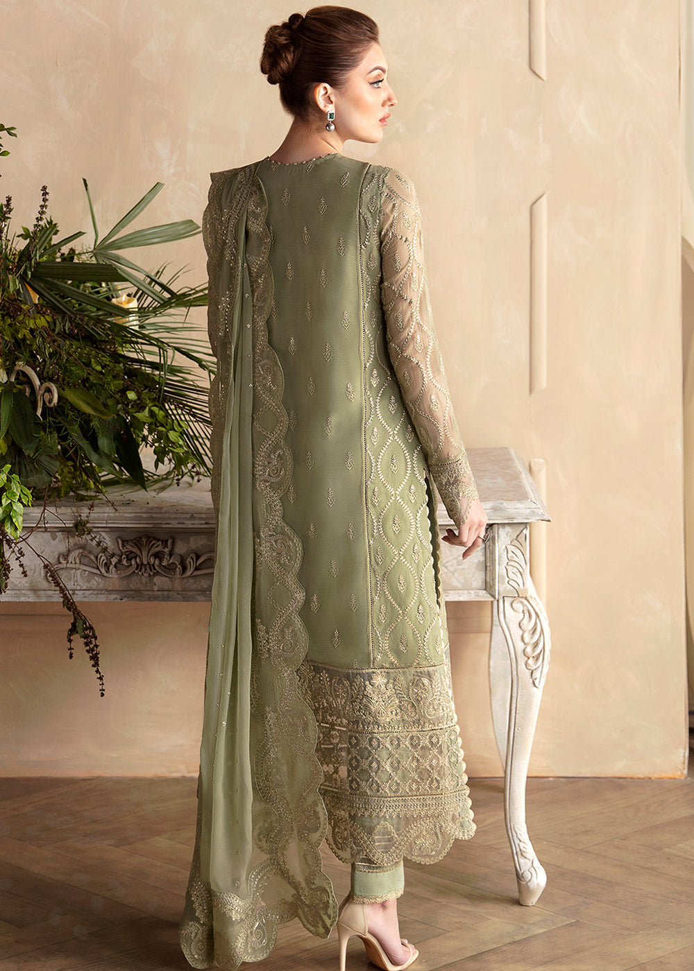 Buy La Fuchsia Luxury Formals '24 by Afrozeh | Cassia Online @Empress Empress Clothing Buy La Fuchsia Luxury Formals '24 by Afrozeh | Cassia Online @Empress Empress Clothing