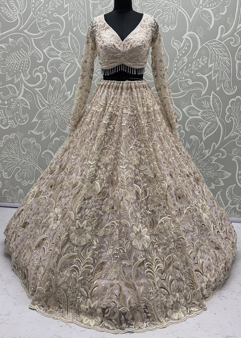 Buy Now Extraordinary Mauve Flared Hand-Embroidered Lehenga Choli Online in US, UK, Canada, France, Italy, Germany, Sweden, Denmark, UAE &amp; Worldwide at Empress.