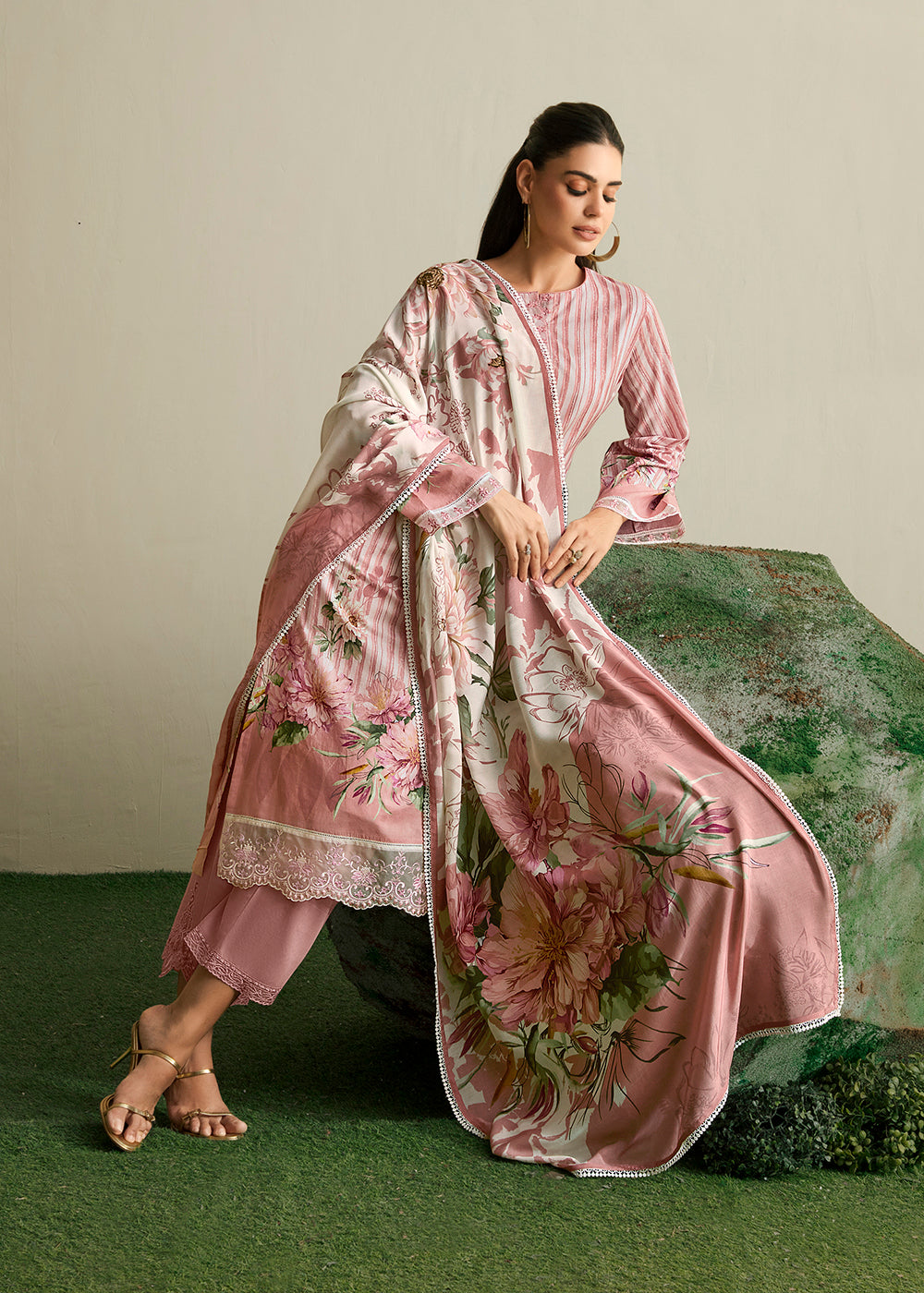 Buy Now Off White & Pink Embroidered Festive Wear Salwar Suit Online in USA, UK, Canada, Germany, Italy, France, Austria, UAE & Worldwide at Empress Clothing.