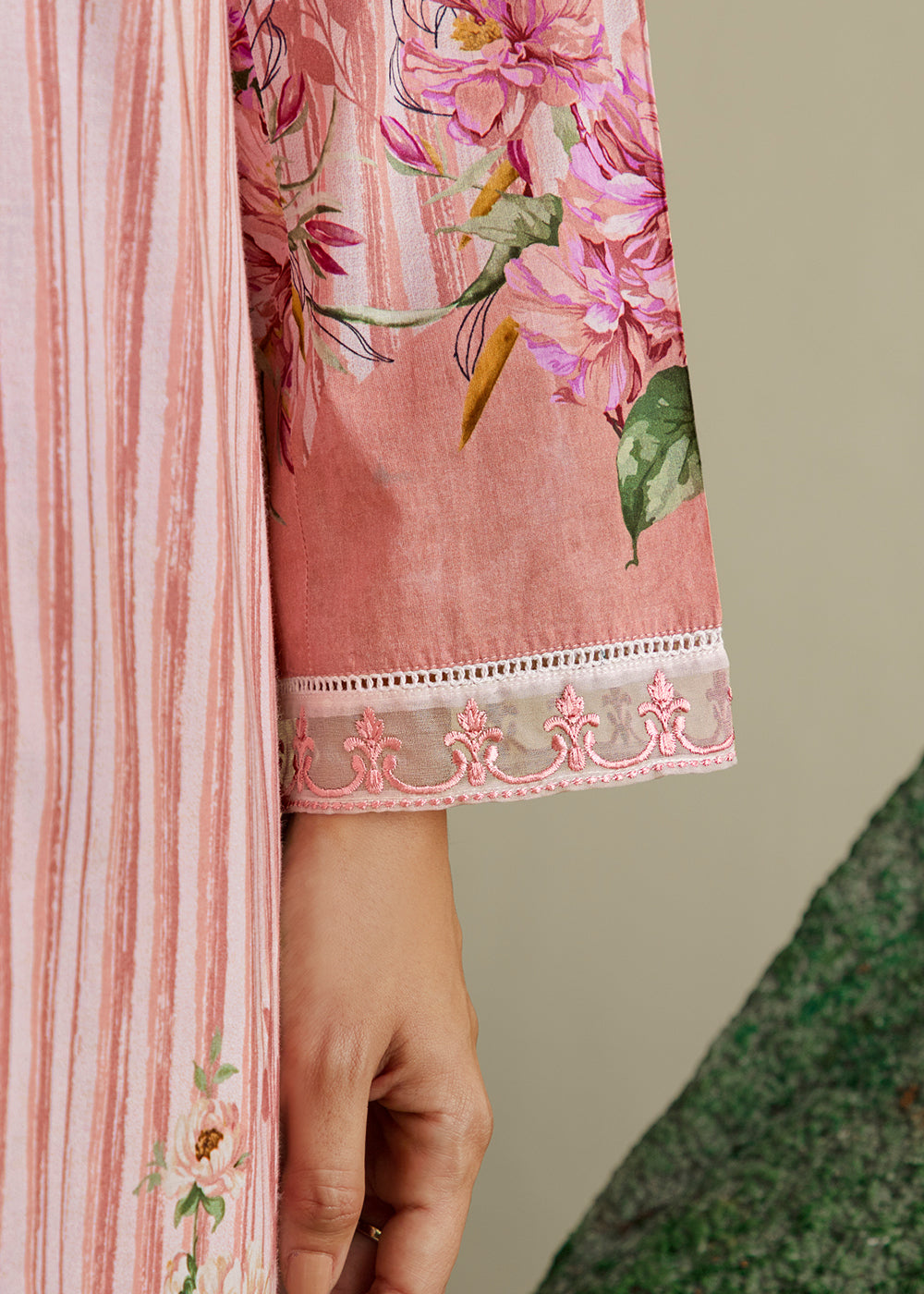 Buy Now Off White & Pink Embroidered Festive Wear Salwar Suit Online in USA, UK, Canada, Germany, Italy, France, Austria, UAE & Worldwide at Empress Clothing.