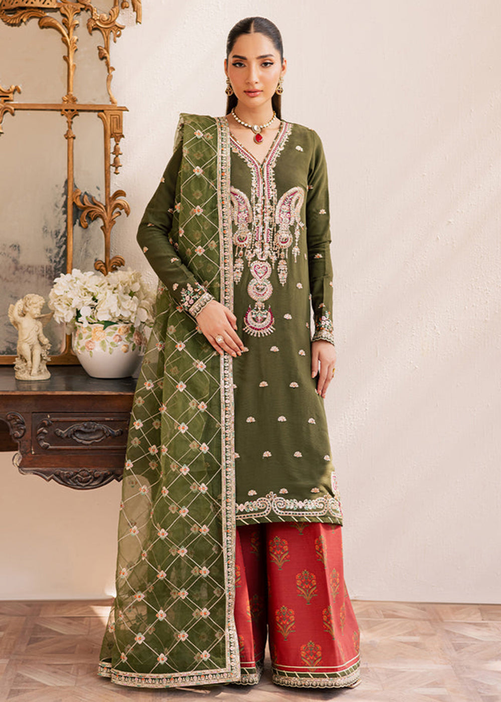 Buy Now Suave Luxury Formals '25 by Emaan Adeel | ORAYA Online in US, UK, Canada, Germany, Italy, Austria, France, Denmark, UAE & Worldwide at Empress Clothing.