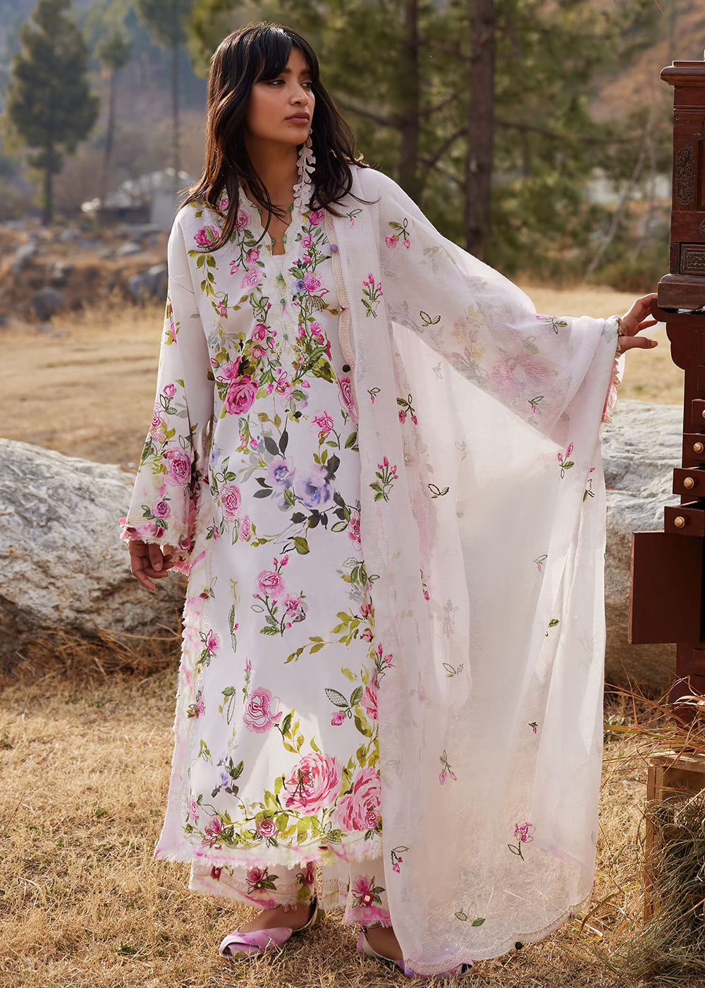 Buy Now Meiti Festive Lawn '26 by Zaha | FĚN YÌ 粉意 (ZL26-11 A) Online in USA, UK, Canada, France, Greece, Germany, Ireland, Sweden, UAE & Worldwide at Empress.