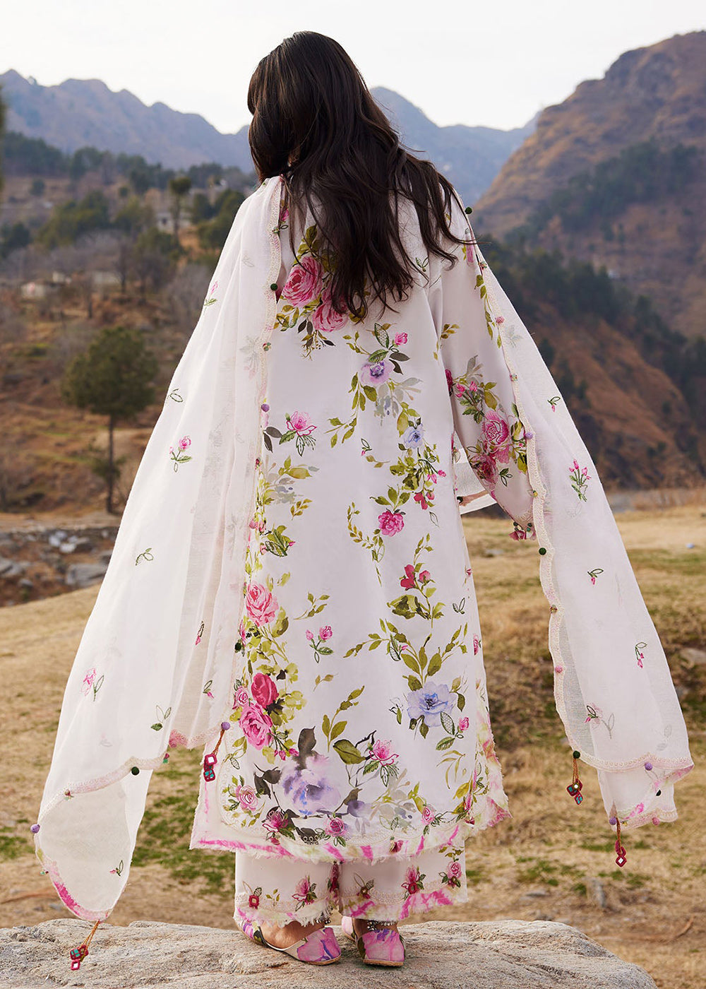 Buy Now Meiti Festive Lawn '26 by Zaha | FĚN YÌ 粉意 (ZL26-11 A) Online in USA, UK, Canada, France, Greece, Germany, Ireland, Sweden, UAE & Worldwide at Empress.