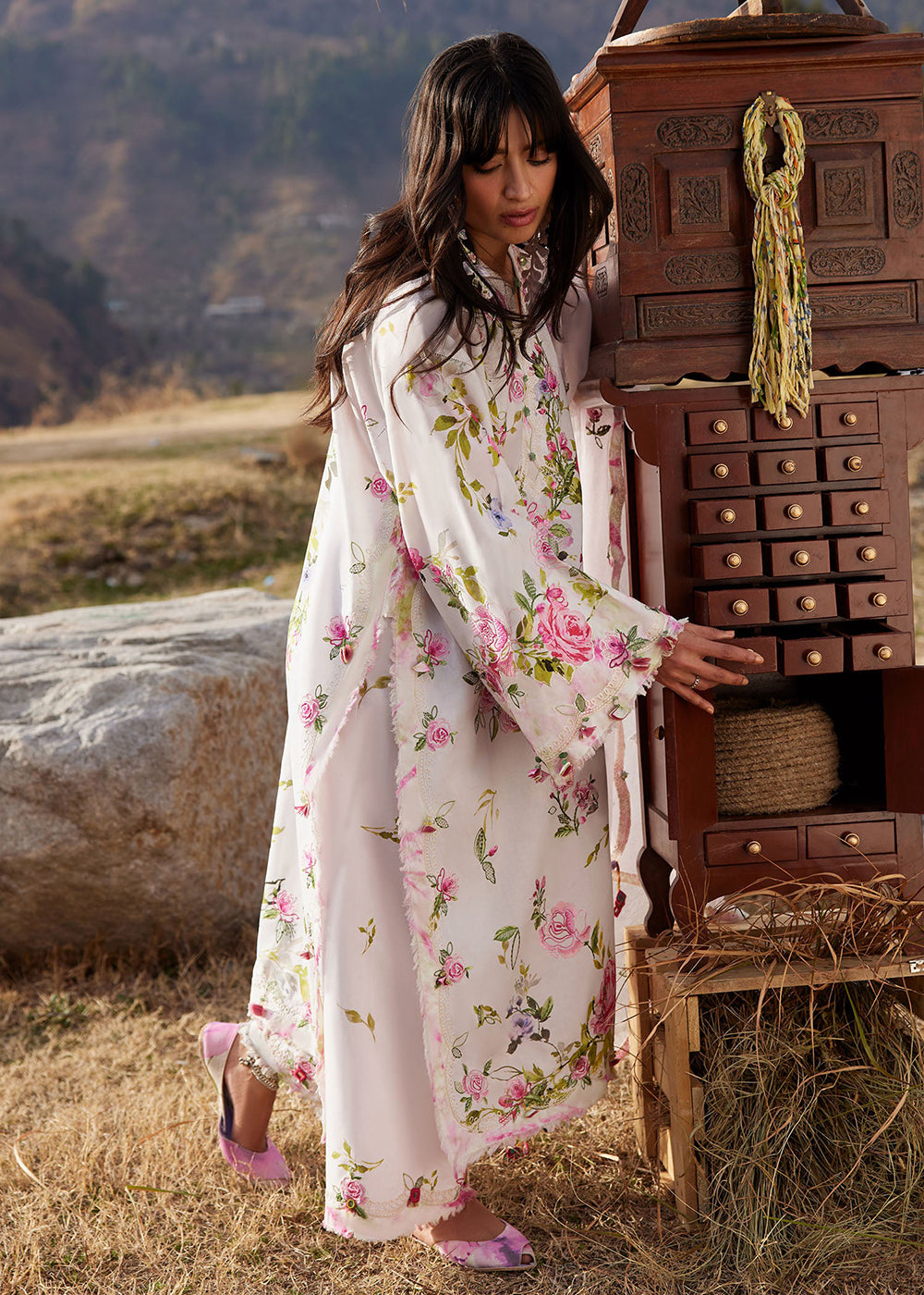 Buy Now Meiti Festive Lawn '26 by Zaha | FĚN YÌ 粉意 (ZL26-11 A) Online in USA, UK, Canada, France, Greece, Germany, Ireland, Sweden, UAE & Worldwide at Empress.