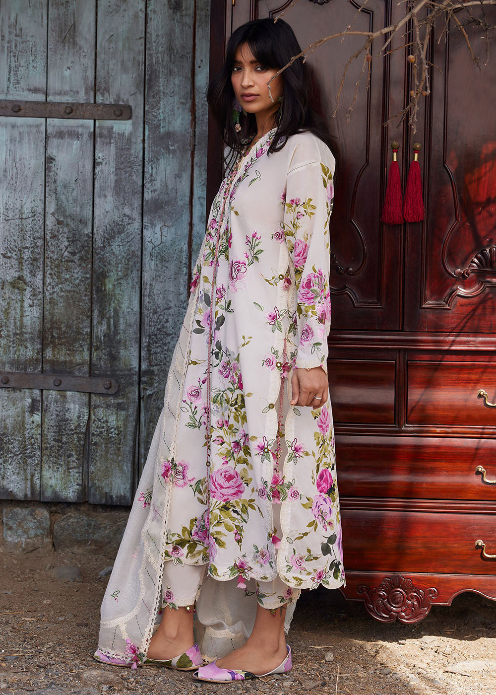 Buy Now Meiti Festive Lawn '26 by Zaha | FĚN YÌ 粉意 (ZL26-11 B) Online in USA, UK, Canada, France, Greece, Germany, Ireland, Sweden, UAE & Worldwide at Empress.