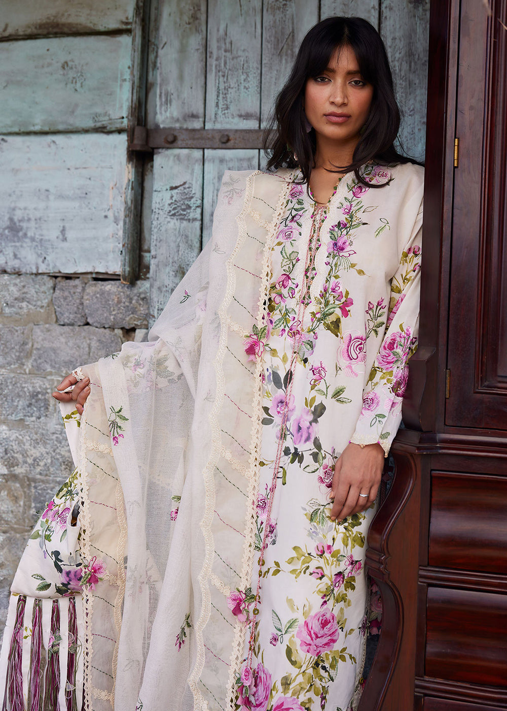 Buy Now Meiti Festive Lawn '26 by Zaha | FĚN YÌ 粉意 (ZL26-11 B) Online in USA, UK, Canada, France, Greece, Germany, Ireland, Sweden, UAE & Worldwide at Empress.